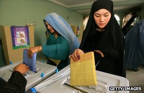 Avganistan ukratko - hronologija najvažnijih događaja u novijoj istoriji zemlje 5 Women voting in Kabul, 2005