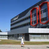 Devojka pala sa zgrade na muškarca na trotoaru u Novom Sadu 1