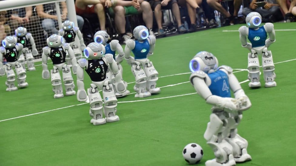 Roboti igraju fudbalsku utakmicu