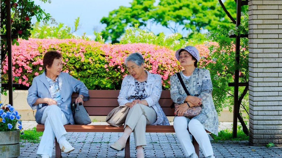 Japan i hrana: Šta je sluzava superhrana koja je podelila zemlju 4 Women sitting in a bench