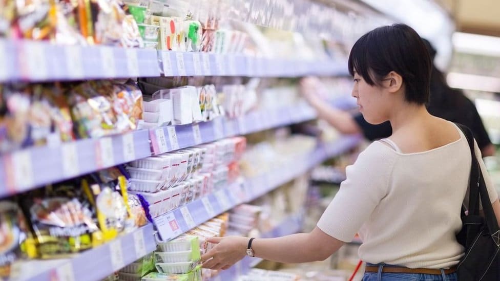 Japan i hrana: Šta je sluzava superhrana koja je podelila zemlju 6 Woman buying nattō in a supermarket