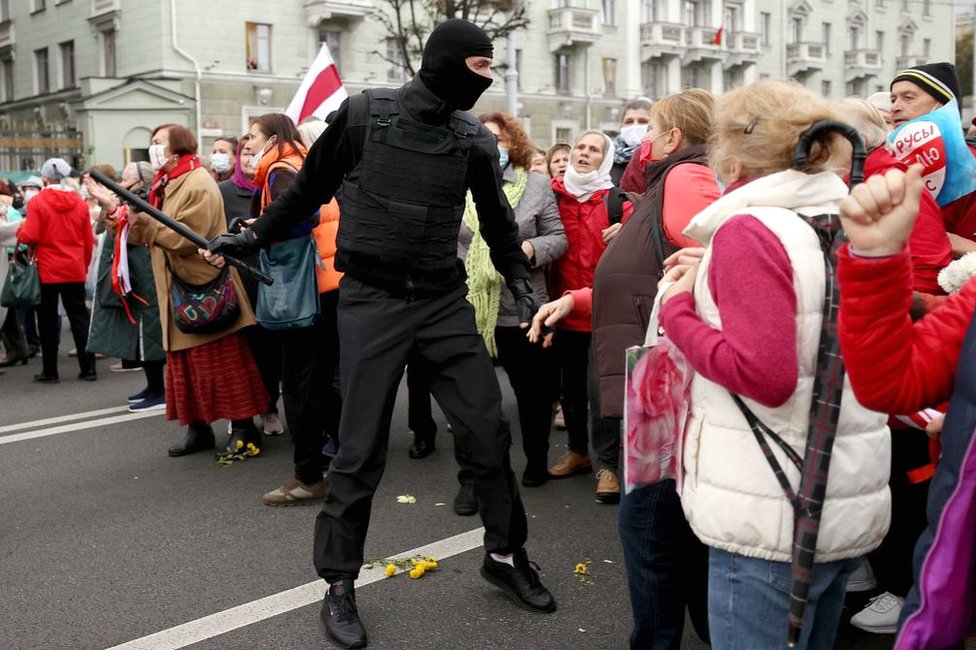 Belorusija, Olimpijske igre i politika: Zašto se atletičarka Kristina Timanovskaja plaši povratka u domovinu 4 Belarusian pensioners argue with a law enforcement officer during a rally to demand the resignation of Alexander Lukashenko and new fair election in Minsk on 12 October 2020