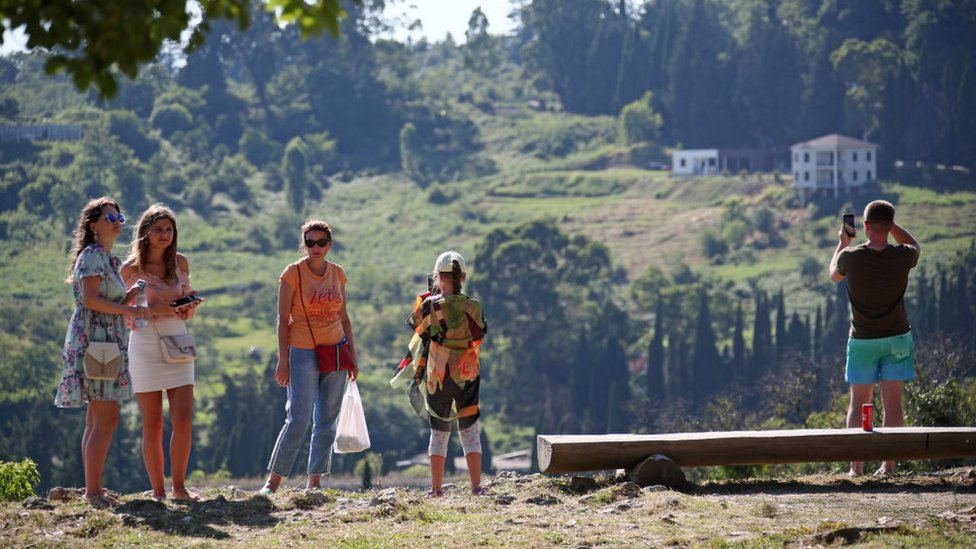 Gruzija, Kavkaz i migranti: Smrtonosna ruta - zašto stanovnici Abhazije rizikuju život preplivavajući reku 1 Turistы v Abhazii