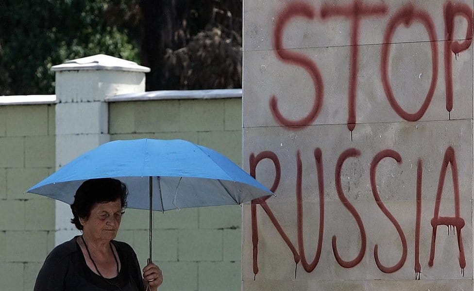 Gruzija, Kavkaz i migranti: Smrtonosna ruta - zašto stanovnici Abhazije rizikuju život preplivavajući reku 2 Ženщina v Zugdidi