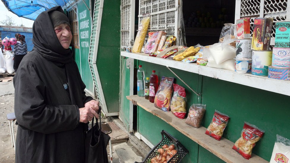 Gruzija, Kavkaz i migranti: Smrtonosna ruta - zašto stanovnici Abhazije rizikuju život preplivavajući reku 6 Ženщina na rыnke v Gali