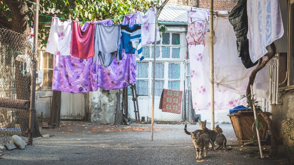 Gruzija, Kavkaz i migranti: Smrtonosna ruta - zašto stanovnici Abhazije rizikuju život preplivavajući reku 7 Dvor v Tbilisi
