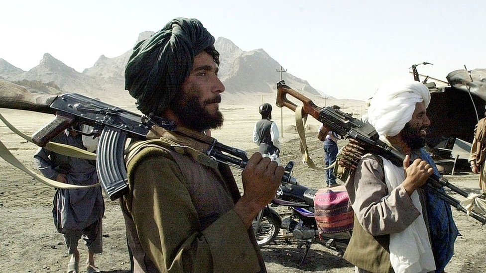 Avganistan: Ko su Talibani 3 Talibanski borci kontrolišu autoput Herat-Kandahar, blizu grada Kandahara, 31. oktobra 2001. godine