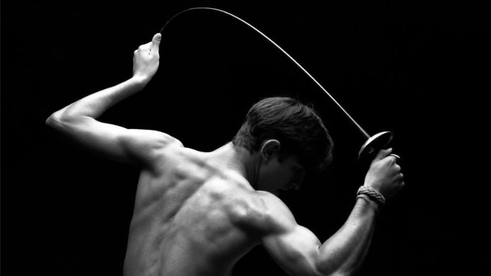 Olimpijske igre i golotinja: Šta bi bilo kada bi učesnici bili nagi kao u vreme antičke Grčke 6 A fencer holds his saber in June of 1996 at a training facility in Atlanta, Georgia