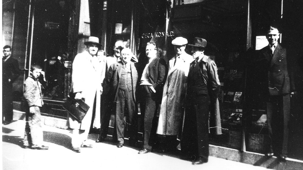 Srbija, istorija i izdavaštvo: Od navodnog prodavca pornografije do izdavača udžbenika - ko je bio Geca Kon 4 Geca Kon ispred knjižare u Knez Mihajlovoj