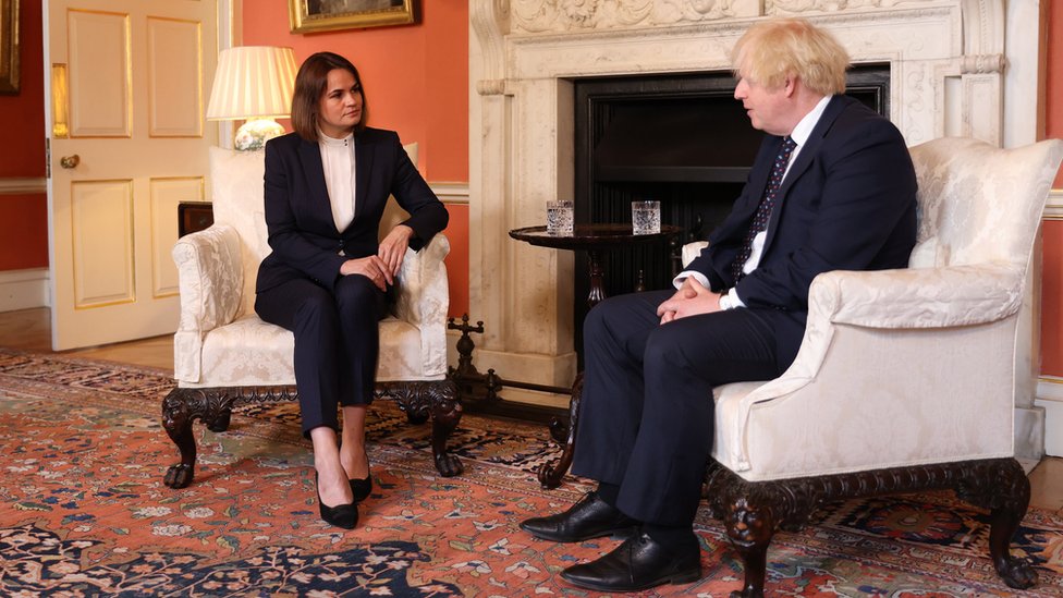 Belorusija, Olimpijske igre i politika: Zašto se atletičarka Kristina Timanovskaja plaši povratka u domovinu 5 Svetlana Tikhanovskaya meeting Boris Johnson