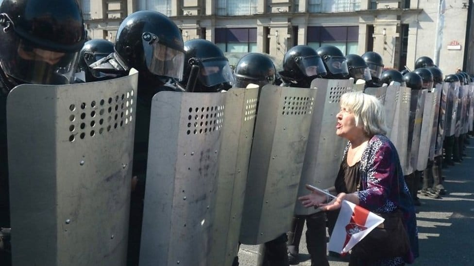 Belorusija, Olimpijske igre i politika: Zašto se atletičarka Kristina Timanovskaja plaši povratka u domovinu 3 A woman protester faces off against riot police