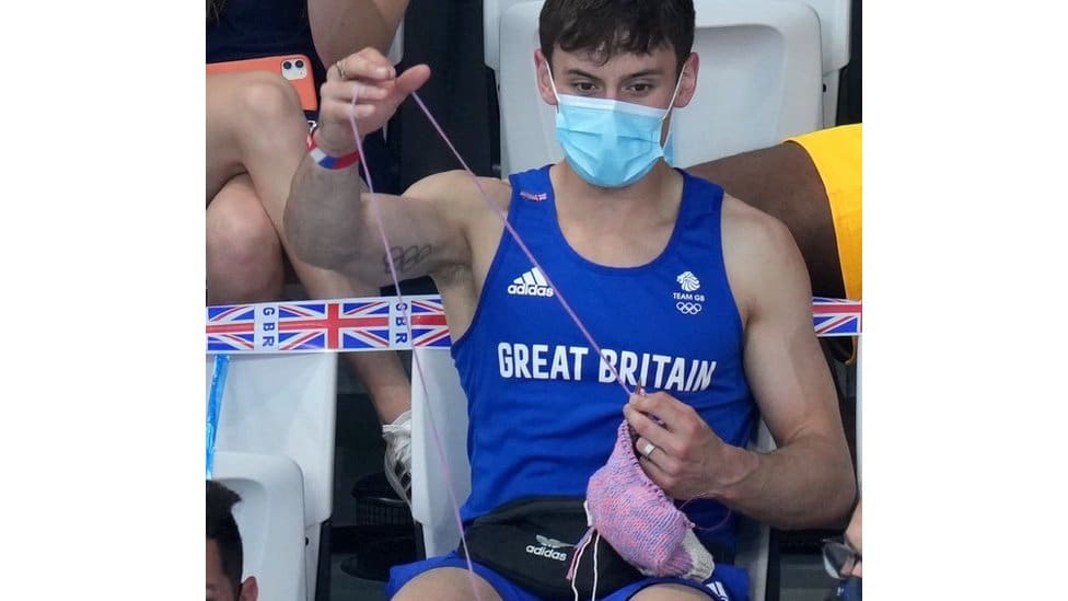 Olimpijske igre u Tokiju: Inspirativni trenuci koji će se pamtiti 6 Tom Daley knitting in the stands at the Tokyo Aquatic Centre