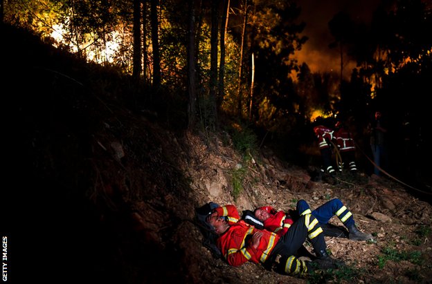 Šumski požari i fudbal: Kako su se igrači portugalske Tondela probijali kroz buktinju 3 Firefighters rest during the wildfires of central Portugal in June 2017