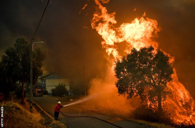 Šumski požari i fudbal: Kako su se igrači portugalske Tondela probijali kroz buktinju 2 A firefighter tackles a wildfire close to the village of Pucarica in Abrantes on August 10, 2017