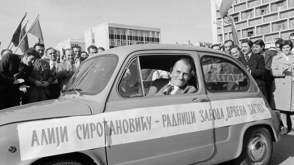 Jugoslavija, socijalizam: Alija Sirotanović, zaboravljeni junak satkan od ideala 4 Alija Sirotanović viri iz fiće, oko njega su okupljeni ljudi koji tapšu