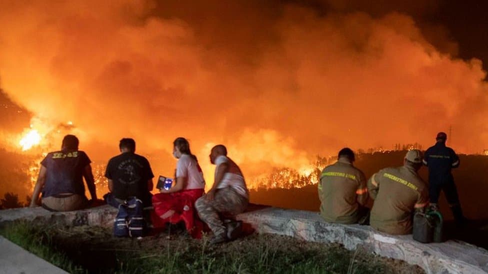 Meštani posmatraju vatrenu tihiju na Eviji, 5 avgust 21