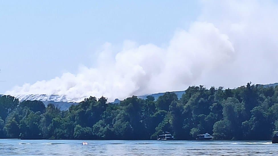 Požar na deponiji u Vinči: „Samo gas maska može u potpunosti da nas zaštiti od štetnih isparenja" 3 Gust dim iz Vinče prekrio je značajan deo Beograda u nedelju