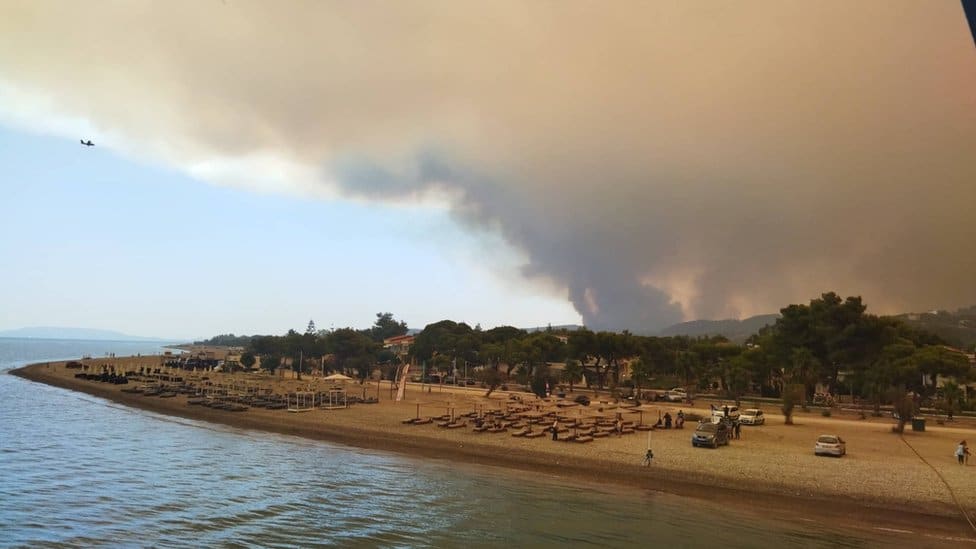 Požari, Grčka i turizam: „Kao na Titaniku". Kako teče evakuacija turista sa ostrva Evija 1 Pefki