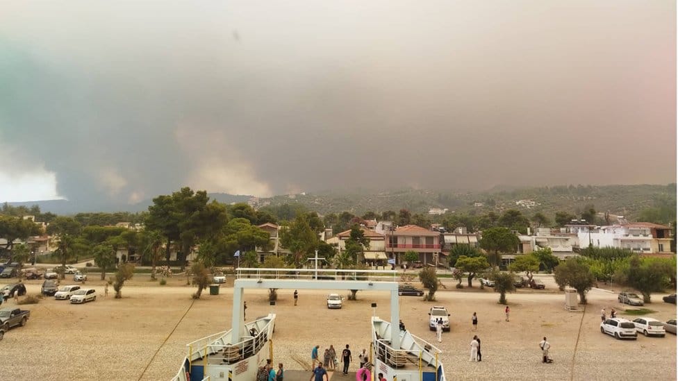 Požari, Grčka i turizam: „Kao na Titaniku". Kako teče evakuacija turista sa ostrva Evija 4 Pefki