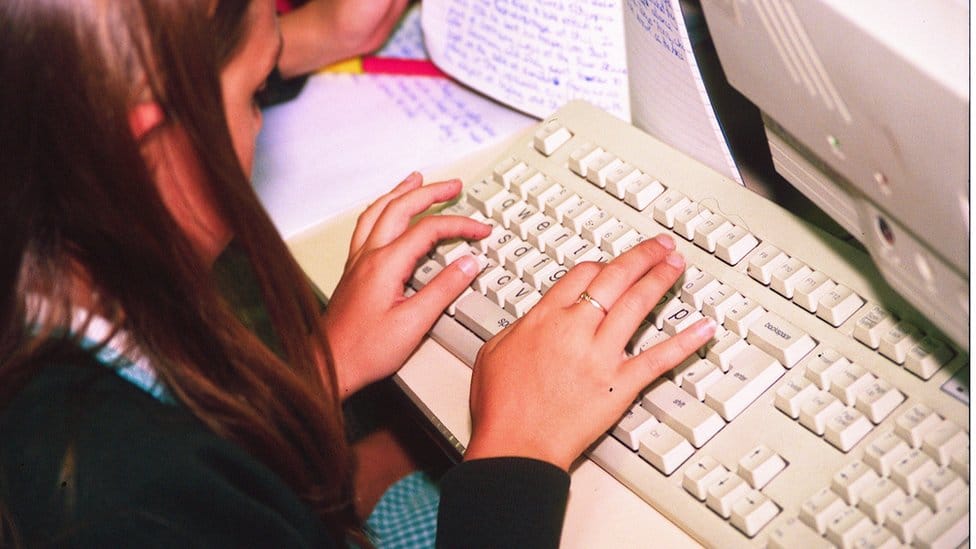 Tehnologija i računarstvo: Razvoj personalnog kompjutera – inženjeri kompanije IBM pre 40 godina približili su računare ljudima 1 IBM je 1981. godine prvi počeo da sastavlja kompjutere od komponenata različitih proizvođača