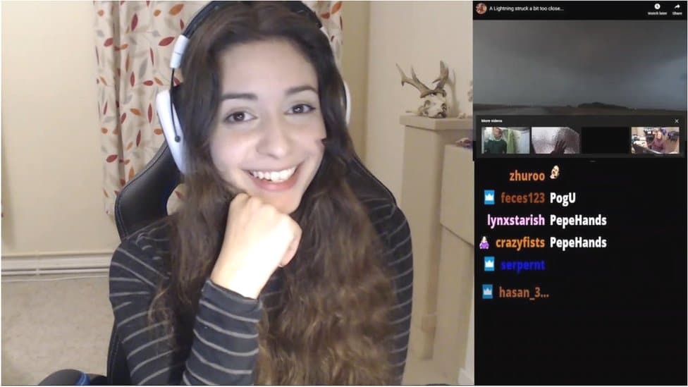 Slatka Anita: Kraljica Tviča sa Turetovim sindromom 2 A still image from one of Anita's streams, it shows her on the left smiling into the camera, on the right hand side is a chat column with a few messages from her viewers.