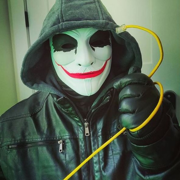 Društvene mreže: Ko je maskirani osvetnik sa TikToka 4 The Great Londini holding an internet cable