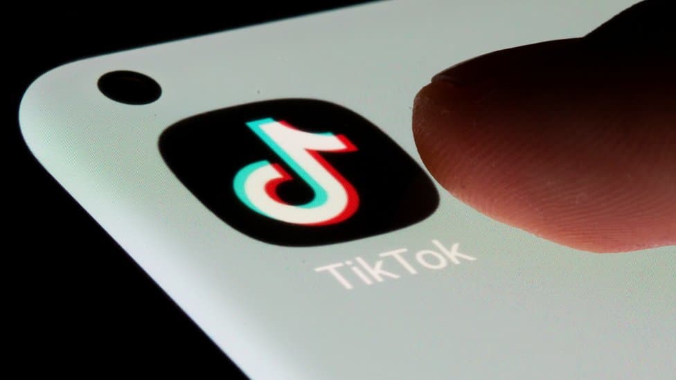 Društvene mreže: Ko je maskirani osvetnik sa TikToka 3 Thumb about to press TikTok app logo on a mobile phone screen.
