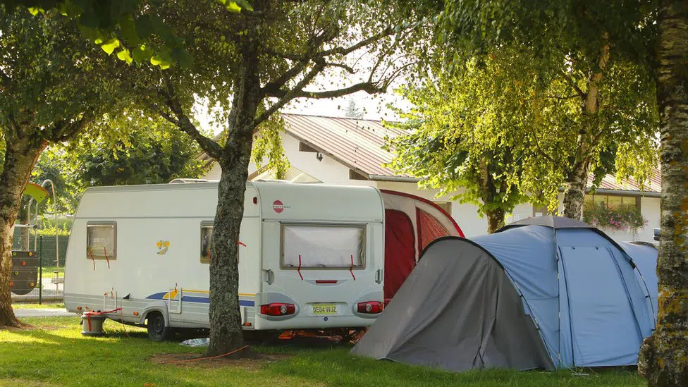 Kamperi se opredeljuju za kamp prikolice ili šatore kada kreću na kampovanje