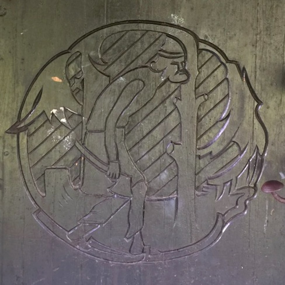 Norveška, Drugi svetski rat i nacizam: Proveo sam noć u Kvislingovoj kolibi 5 Carving on the door