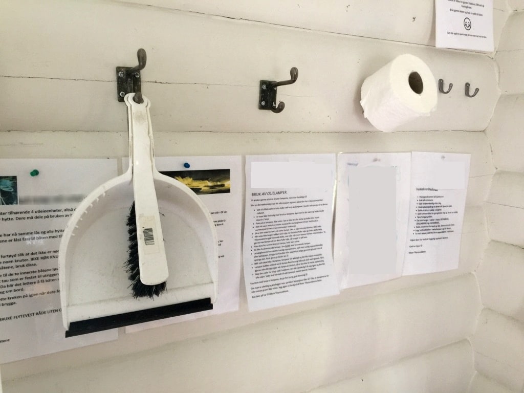 Norveška, Drugi svetski rat i nacizam: Proveo sam noć u Kvislingovoj kolibi 7 Dustpan, brush and toilet paper hanging on pegs