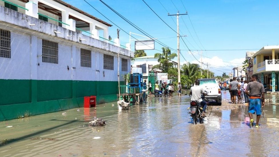 Zemljotres na Haitiju: Blizu 2.000 ljudi poginulo u zemljotresu na Haitiju 6 Groups of people walk through a flooded street in Les Cayes