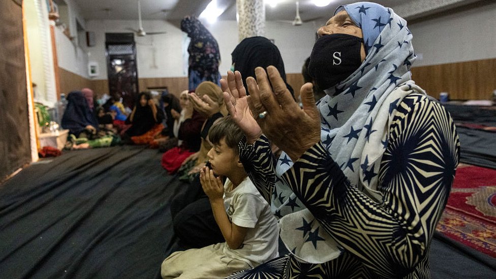 Rat i Avganistan: Talibani zauzeli sve veće gradove u Avganistanu, približaaju se Kabulu 1 Displaced Afghan women and children from Kunduz pray at a mosque that is sheltering them on August 13, 2021 in Kabul