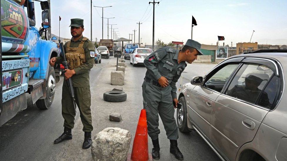 Rat i Avganistan: Talibani zauzeli sve veće gradove u Avganistanu, približaaju se Kabulu 2 Afghan police stand guard at a checkpoint along the road in Kabul on August 14, 2021
