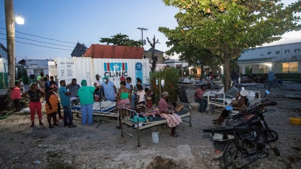 Zemljotres na Haitiju: Raste broj mrtvih - blizu 1.300, uvedeno vanredno stanje, sad preti i tropska oluja 1 Patients accompanied by their relatives are seen outside a hospital damaged following a 7.2 magnitude earthquake in Les Cayes,