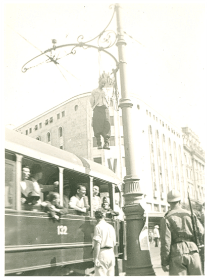 Putnici u tramvaju kada su ugledali prizor na Terazijama 1941. godine