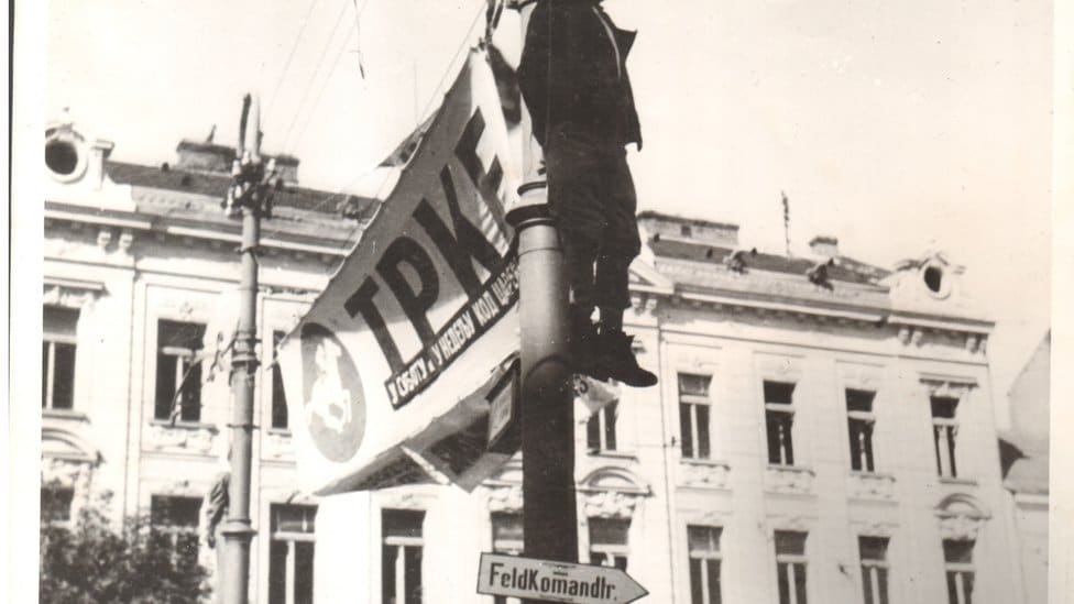 Poziv na konjičke trke na na banderi na kojoj se nalazio jedan od pripadnika pokreta otpora