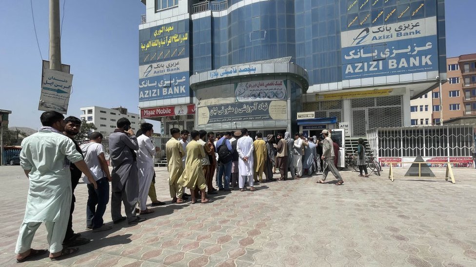 Očeredь v bank v Kabule