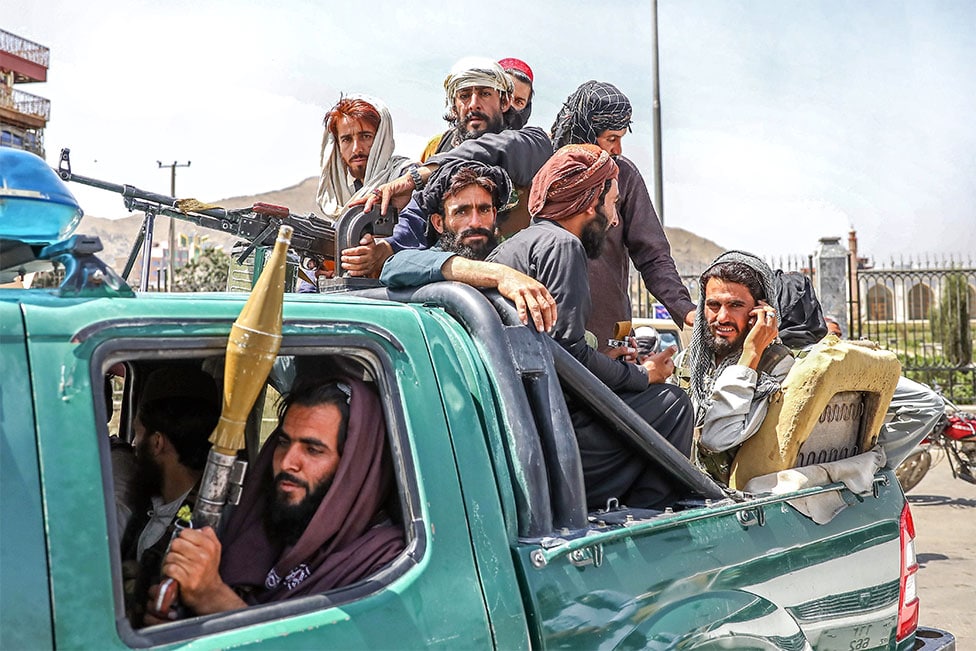 Avganistan ukratko - hronologija najvažnijih događaja u novijoj istoriji zemlje 10 Taliban fighters are seen on the back of a vehicle in Kabul, Afghanistan, on 16 August