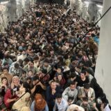 Rat i Avganistan: Državljani Srbije na aerodromu u Kabulu, fotografija koja svedoči o muci Avganistanaca 3