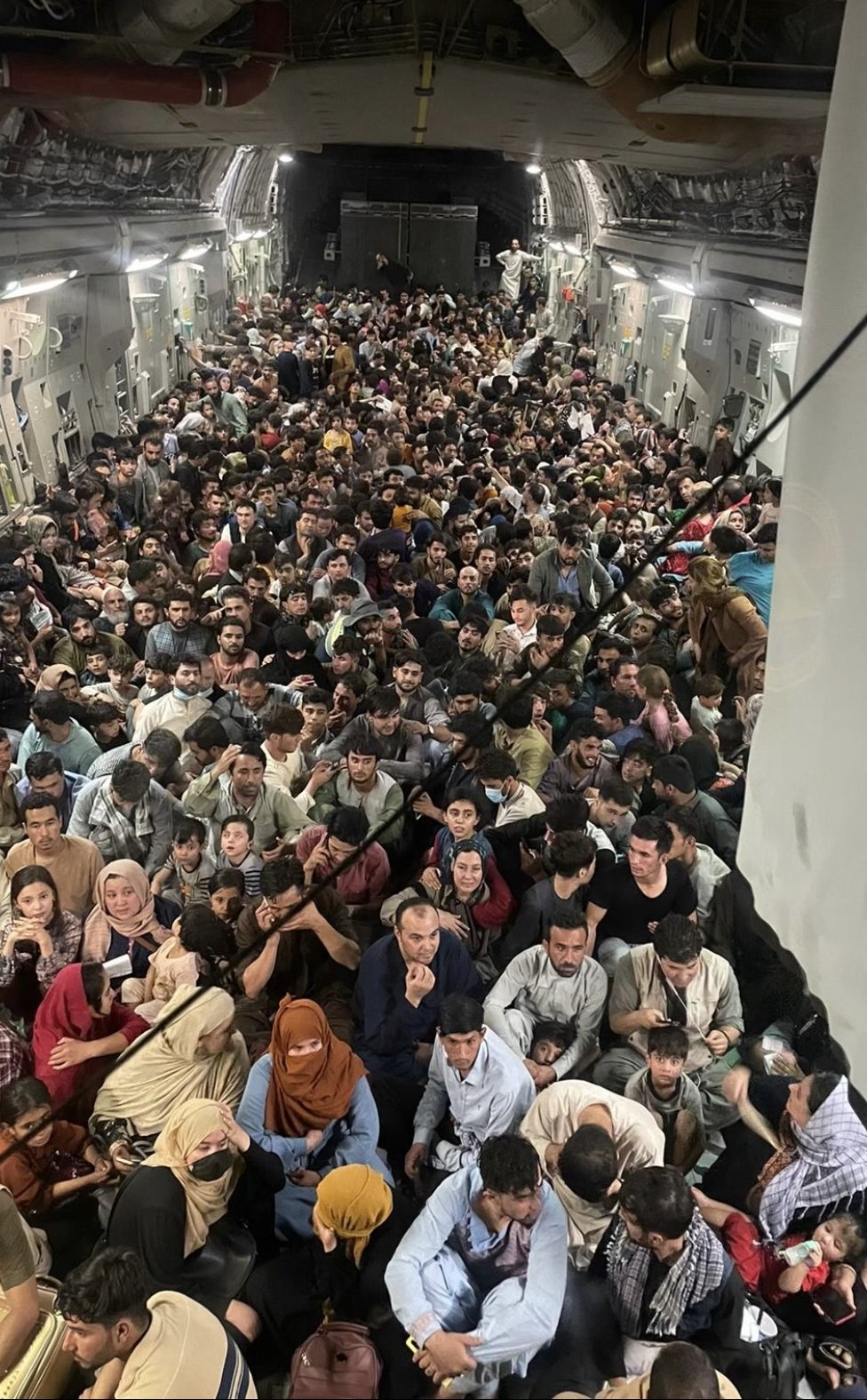 Rat i Avganistan: Državljani Srbije na aerodromu u Kabulu, fotografija koja svedoči o muci Avganistanaca 1 Picture provided Defense One appears to show hundreds of Afghans fleeing Kabul onboard an American C-17 cargo plane, 15 August 2021