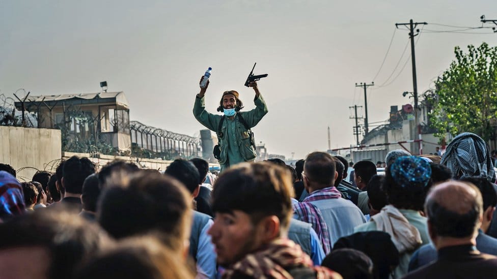 Avganistan: Talibani neće dozvoliti da bude produžena evakuacija iz Kabula posle 31. avgusta 1 A Taliban fighter keeps Afghans from crossing a checkpoint passage before the road that leads to the military entrance of the airport, in Kabul, Afghanistan, on 19 August 2021