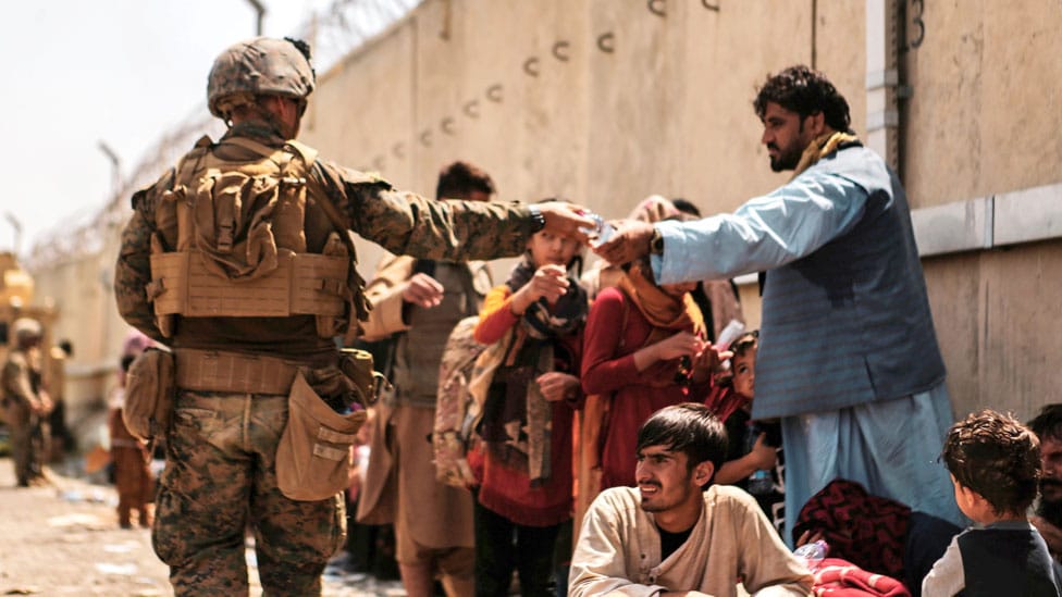 Avganistan: Direktor CIA pregovarao sa talibanima, Kina kritkuje Ameriku zbog povlačenja 1 A US Marine passes out water to evacuees during an evacuation at Hamid Karzai International Airport, Kabul, Afghanistan, on 22 August 2021