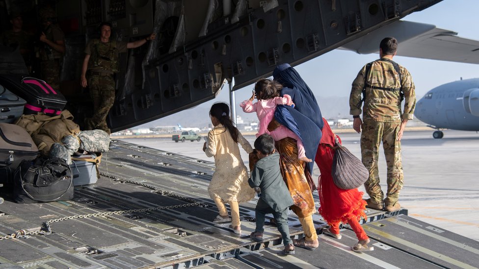 Avganistan: Eksplozija u blizini aerodroma u Kabulu, potvrđuju iz Pentagona - nije poznato da li ima žrtava 2 Passengers board a C-17 Globemaster at Kabul airport