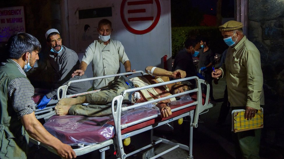 Avganistan: Najmanje 90 mrtvih u napadu bombaša samoubice u Kabulu, Bajden poručuje pripadnicima Islamske države da će „skupo platiti" 5 Hospital staff bring an injured man for treatment after the Kabul airport attack