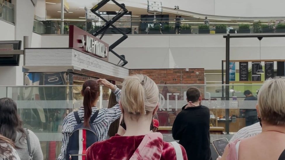 Film i Holivud: Ukraden BMV Toma Kruza tokom snimanja Nemoguće misije 3 Obožavaoci posmatraju snimanje