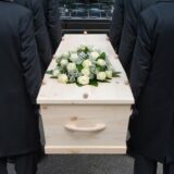Francuska: Uhapšena jer je krala nakit sa pokojnika na sahrani 10