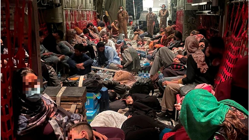 Avganistan: Poslednji dani evakuacije iz Avganistana, opasnost od novih napada na aerodromu u Kabulu, talibani kažu da preuzimaju kontrolu 1 Izbeglice iz Avganistana na poslednjem letu za Italiju