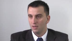 Rašić ukazuje da zakletva poslanika SL počinje sa "ja, član parlamenta Republike Kosovo", Stojanović kaže "odluka s vrha" 3