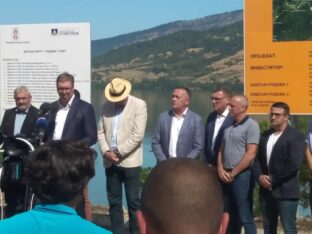 Vučić: Ne mogu da uzimam posao epidemiolozima, molim ih da mere budu što blaže 2