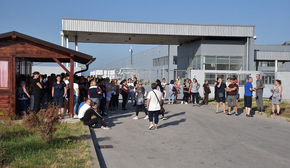 Protest radnika Geoksa ispred fabričkog kruga, traže otpremnine 1